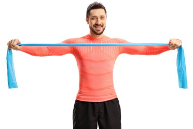 Spor kıyafetli bir adam beyaz arka planda izole edilmiş elastik bir bant geriyor.