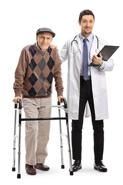 Joven Médico Varón Sosteniendo Anciano Con Andador Hombro Aislado Sobre — Foto de Stock