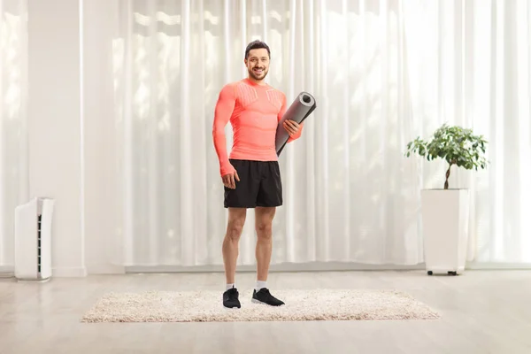 一个穿着运动服 在家里拿着锻炼垫的人的全长肖像 — 图库照片