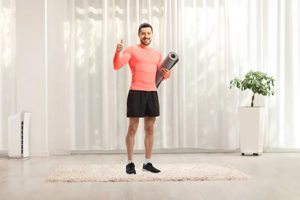 Volledig Portret Van Een Fitte Man Sportkleding Die Thuis Een — Stockfoto