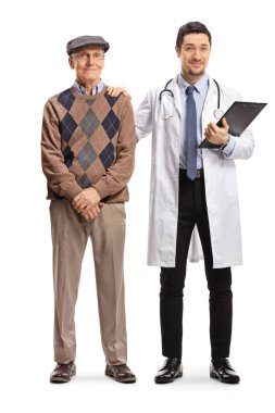 Beyaz arka planda izole edilmiş yaşlı bir hastanın yanında duran genç bir doktorun tam boy portresi.