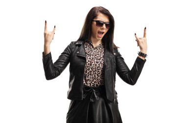 Deri ceketli, güneş gözlüklü, beyaz arka planda rock 'n roll işareti olan tuhaf genç bir kadın.