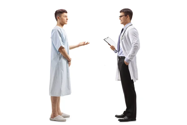 一位年轻男性患者在与一位白种人隔离的医生交谈时的全景照片 — 图库照片