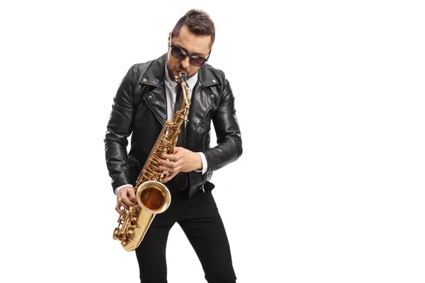 Homem Com Uma Jaqueta Couro Tocando Saxofone Isolado Fundo Branco — Fotografia de Stock