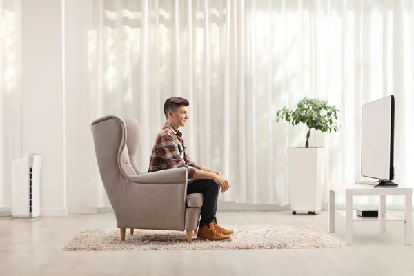 Perfil Jovem Sentado Uma Poltrona Assistindo Casa — Fotografia de Stock