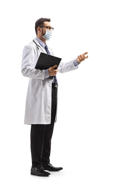 一名男医生带着防护面罩 手部与白色背景隔离的全长侧面照 — 图库照片