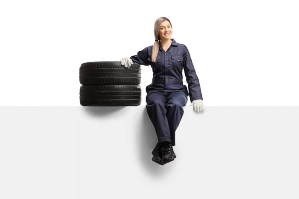 Female Auto Mechanic Worker Uniform Sitting Panel Tires Looking Camera — Stock Photo, Image