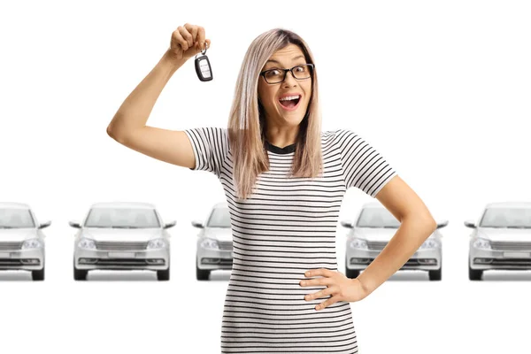 Mujer Joven Feliz Sosteniendo Una Llave Coche Frente Una Fila —  Fotos de Stock