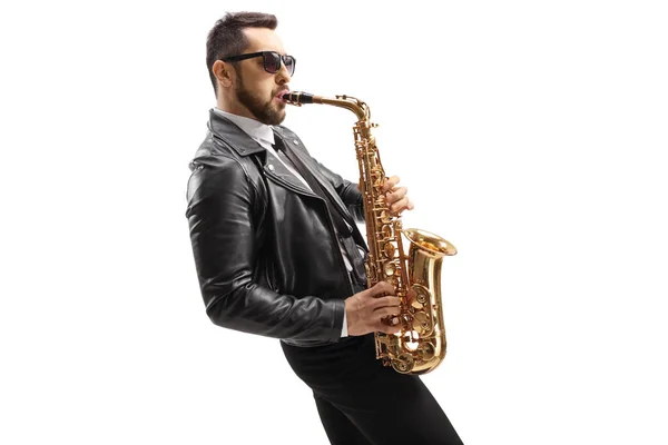 Músico Masculino Con Chaqueta Cuero Tocando Saxofón Aislado Sobre Fondo — Foto de Stock