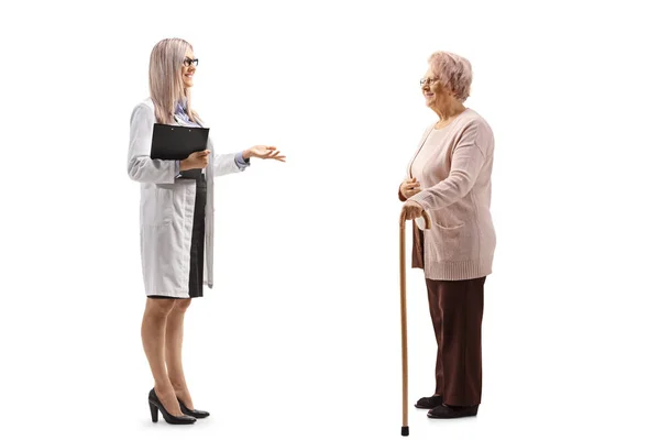 Full Length Profile Shot Female Doctor Talking Elderly Female Patient — Stock Photo, Image