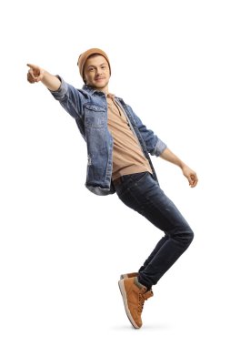 Sıradan giyinen, dans eden ve beyaz arka planda izole edilmiş birini işaret eden adam.