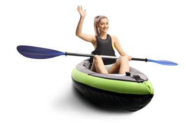 Kayak yapan ve kameraya el sallayan bir kadın beyaz arka planda izole edilmiş.