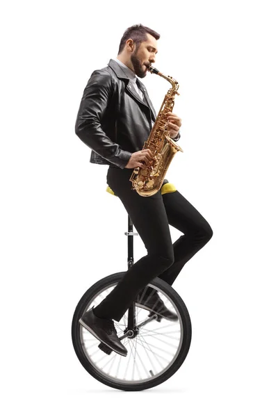 Man Paardrijden Een Eenwieler Spelen Een Saxofoon Geïsoleerd Witte Achtergrond — Stockfoto