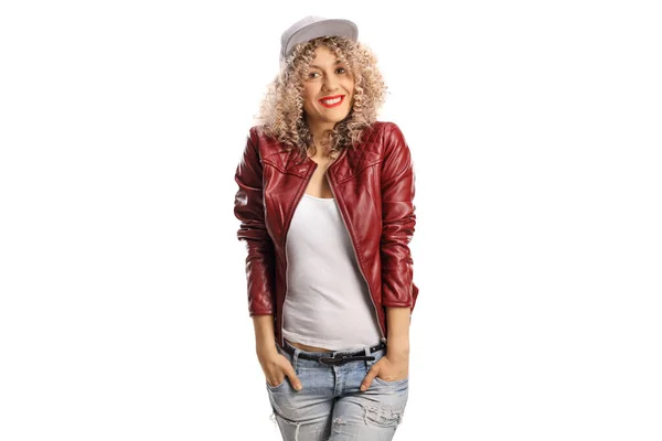 Модная Молодая Женщина Кудрявыми Светлыми Волосами Кепкой Красной Кожаной Куртке — стоковое фото