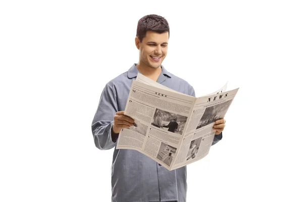 Man Pyjamas Stående Och Läsa Tidning Isolerad Vit Bakgrund — Stockfoto