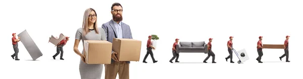 丈夫和妻子手持纸板箱和搬运家居用品的搬运工 背景是白色的 — 图库照片