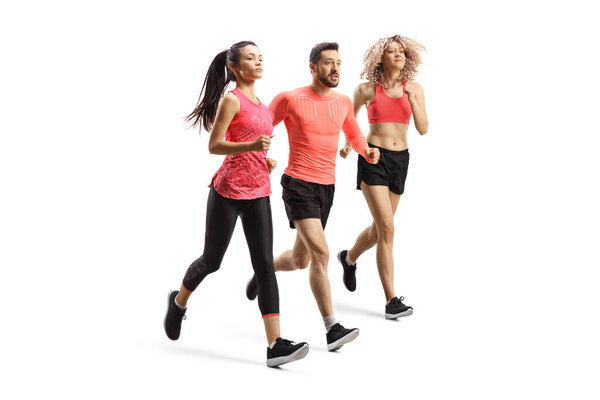 Полнометражный снимок мужчины и двух женщин в спортивной одежде, участвующих в забеге на белом фоне
