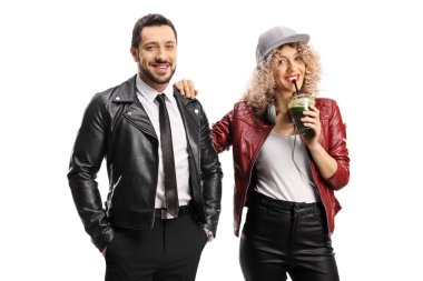 Beyaz arka planda izole edilmiş yeşil buzlu içeceği olan hippiler.