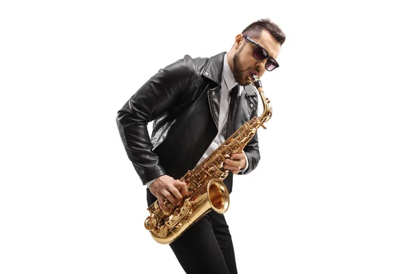 Músico Masculino Uma Jaqueta Couro Vestindo Óculos Sol Tocando Saxofone — Fotografia de Stock