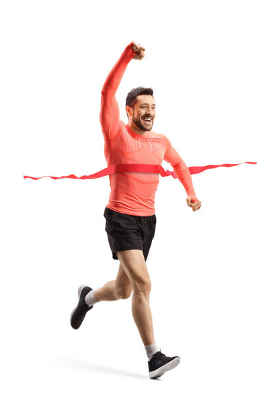 Полнометражный снимок молодого человека, бегущего гонку на финишной прямой и жесты победу изолированы на белом фоне

