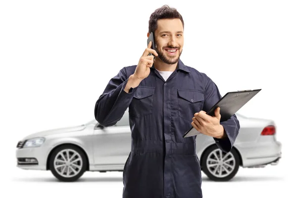 Auto Mechanic Worker Talking Mobile Phone Front Silver Car Isolated — Stock Photo, Image