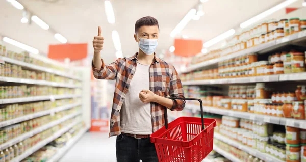 Kerel Een Supermarkt Met Een Beschermend Gezichtsmasker Een Boodschappenmandje Met — Stockfoto
