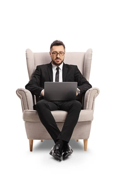 Zakenman Zittend Een Fauteuil Werkend Aan Een Laptop Computer Geïsoleerd — Stockfoto