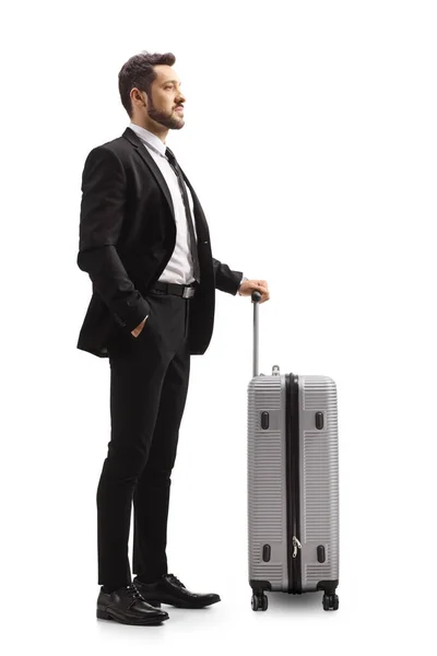 スーツケースに身を包んだ男のフル丈プロファイル 白地に孤立したシルバーのスーツケース — ストック写真