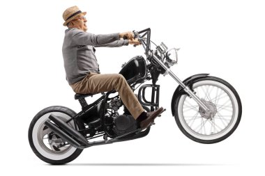 Arka tekerde motosiklet süren yaşlı bir adam beyaz arka planda izole edilmiş.