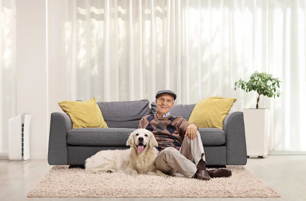 Mature Man Retriever Dog Sitting Floor Living Room — Stock Photo, Image