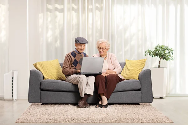 Starsza Para Siedzi Kanapie Korzysta Laptopa Domu — Zdjęcie stockowe