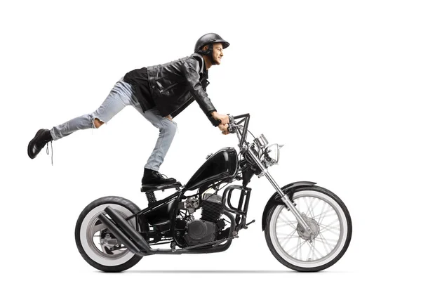 Daredevil Rowerzysta Stojący Siedzeniu Ujeżdżający Motocykl Śmigłowiec Odizolowany Białym Tle — Zdjęcie stockowe