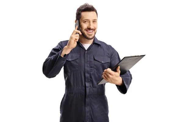 Άνδρας Εργάτης Μπλε Στολή Που Μιλάει Κινητό Τηλέφωνο Και Κρατάει — Φωτογραφία Αρχείου