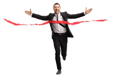 Takım elbise içinde maraton koşan ve beyaz arka planda izole edilmiş bitiş çizgisini geçen bir iş adamının tam boy portresi.