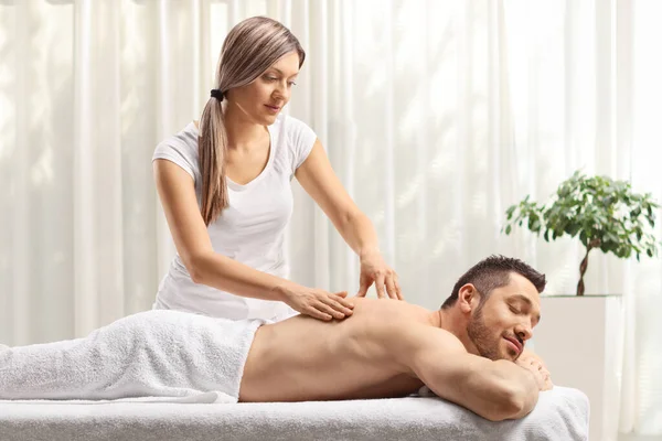 Terapeuta Femminile Che Massaggio Alla Schiena Uomo Centro Massaggi — Foto Stock