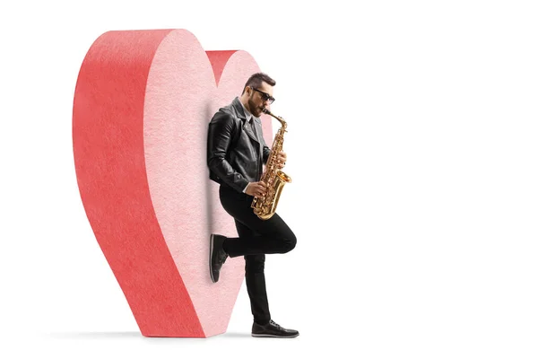 Filme Perfil Completo Homem Tocando Saxofone Apoiando Grande Coração Vermelho — Fotografia de Stock