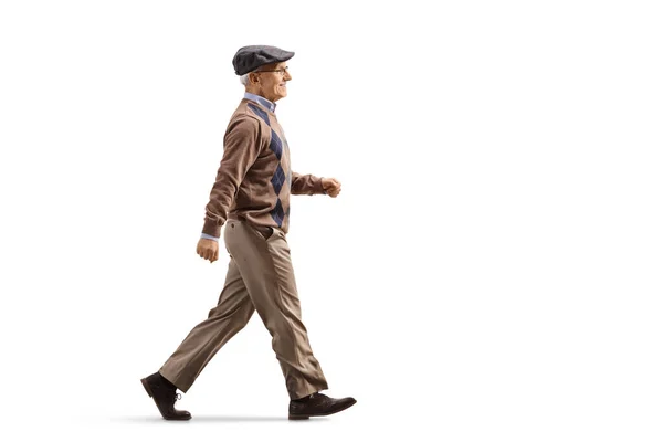 Pełna Długość Zdjęcia Starszego Mężczyzny Chodzącego Szybko Odizolowany Białym Tle — Zdjęcie stockowe