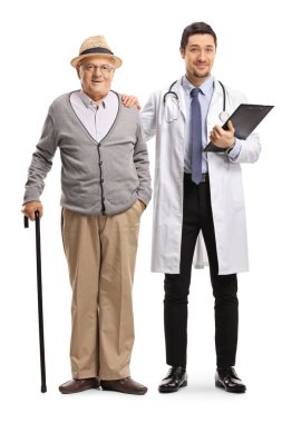 Tam boy portre erkek doktor yaşlı bir erkek hastayı tutuyor omzunda baston olan beyaz arka planda izole edilmiş.