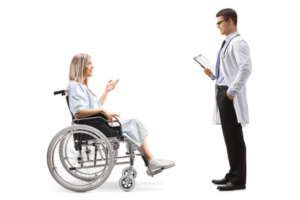 Pełna Długość Zdjęcia Młodej Pacjentki Wózku Inwalidzkim Rozmawiającej Lekarzem Odizolowanym — Zdjęcie stockowe