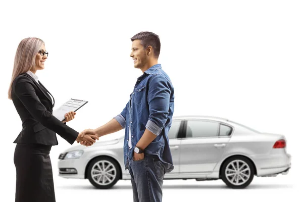 Auto Verkoopster Schudden Handen Met Een Klant Geïsoleerd Witte Achtergrond — Stockfoto