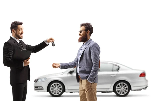 Verkoper Overhandigen Autosleutels Aan Een Mannelijke Klant Geïsoleerd Witte Achtergrond — Stockfoto