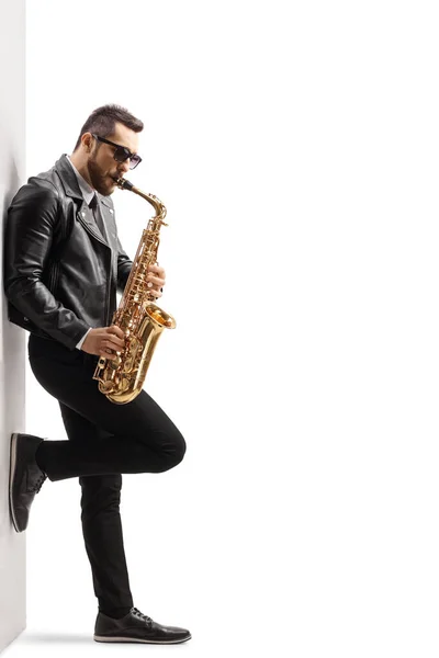 Perfil Comprimento Total Tiro Sax Jogador Inclinado Uma Parede Jogando — Fotografia de Stock