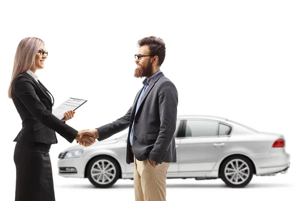 白い背景に隔離された車を購入する男と握手ビジネスマン女性 — ストック写真