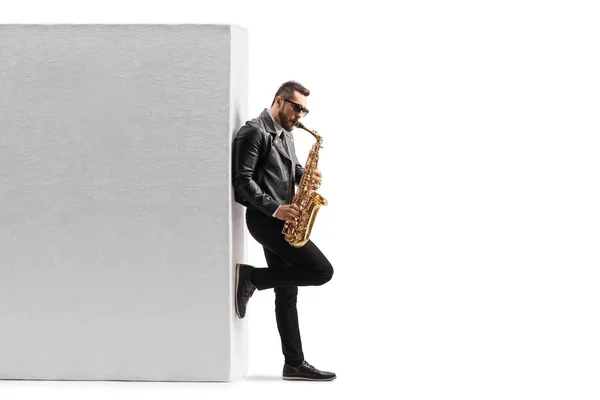 Foto Perfil Completo Tipo Tocando Saxofón Apoyado Una Pared Aislada —  Fotos de Stock