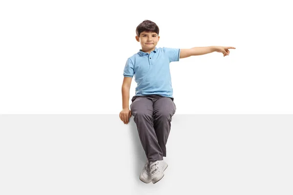 Dziecko Siedzące Pustym Panelu Wskazujące Bok Odizolowany Białym Tle — Zdjęcie stockowe