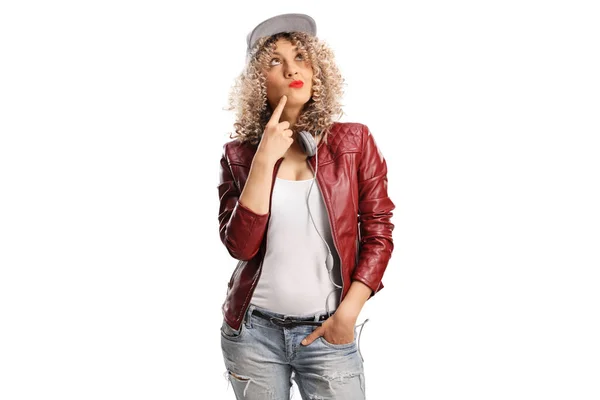 Pensive Jonge Vrouw Met Een Krullend Haar Een Trendy Outfit — Stockfoto
