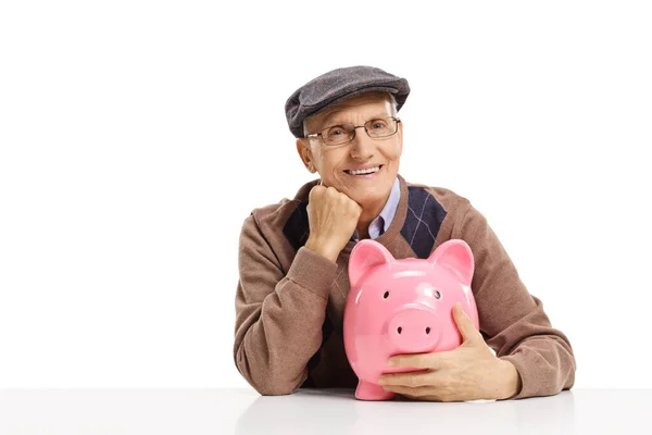 Homem Idoso Feliz Sentado Abraçando Porquinho Rosa Isolado Fundo Branco — Fotografia de Stock