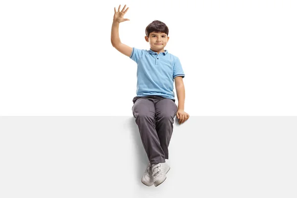 Jongen Zit Een Leeg Paneel Zwaaien Geïsoleerd Witte Achtergrond — Stockfoto