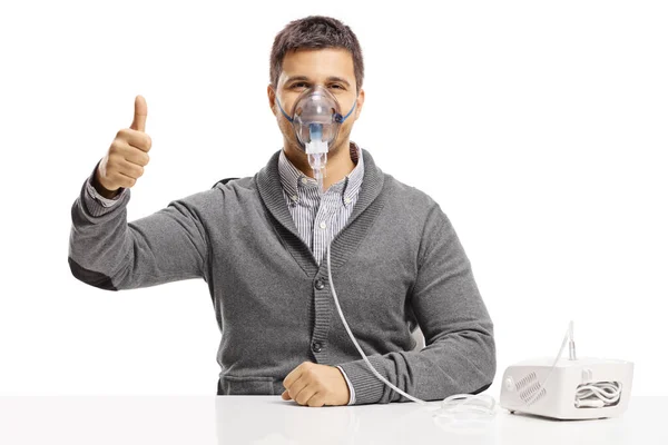 Hombre Joven Usando Nebulizador Mostrando Los Pulgares Hacia Arriba Aislados — Foto de Stock