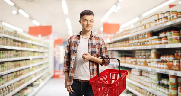 Ung Man Shopping Stormarknad Med Kundvagn — Stockfoto